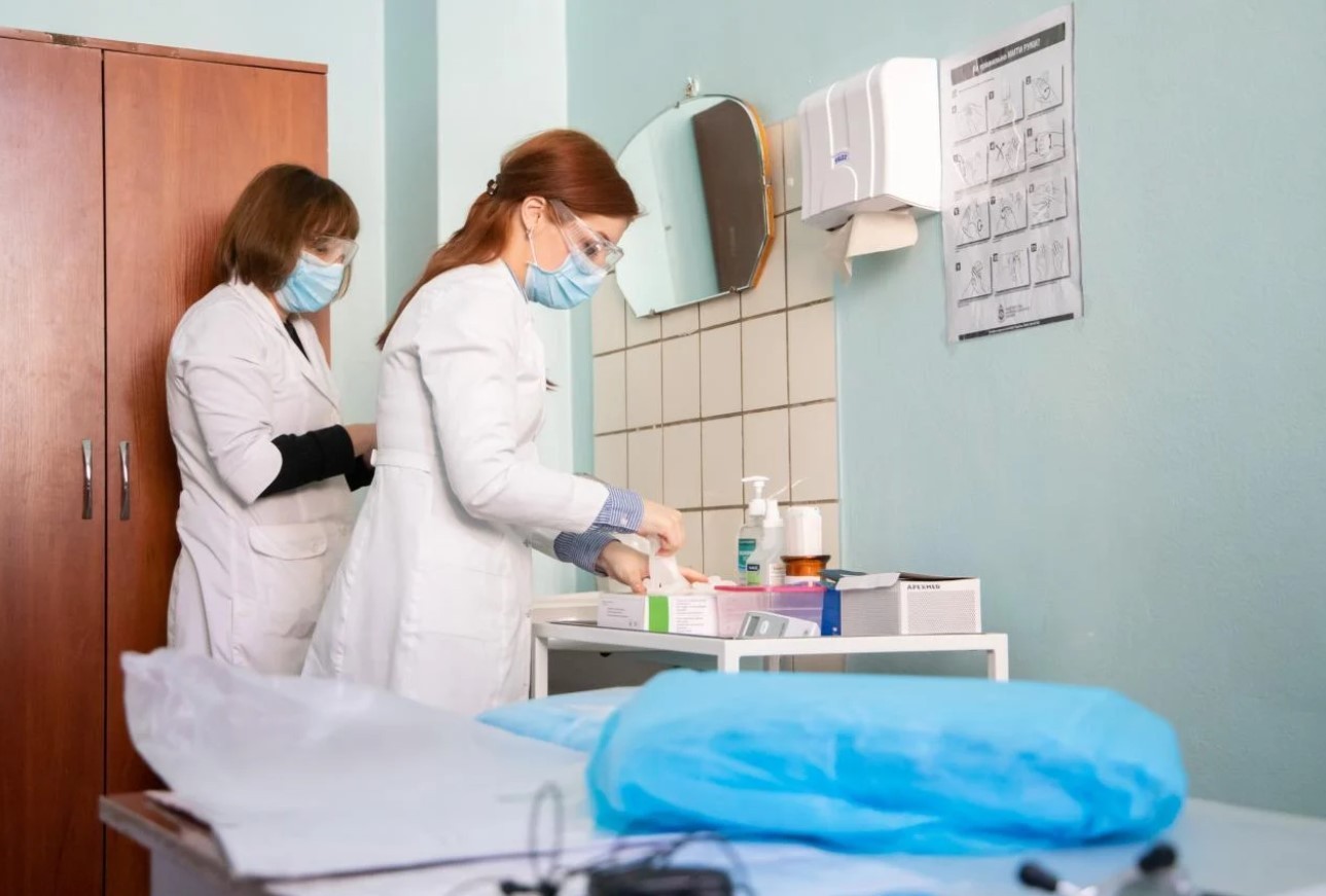 В Киеве принялись действовать мобильные бригады, какие тестируют на коронавирус дома